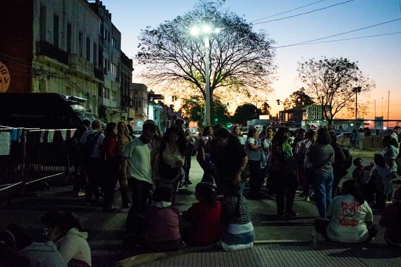 El nerviosismo y la ansiedad se apoderaron de los presentes, quienes contrastaban su agitación con los colores vibrantes del atardecer, que pintaban el cielo de la ciudad. 