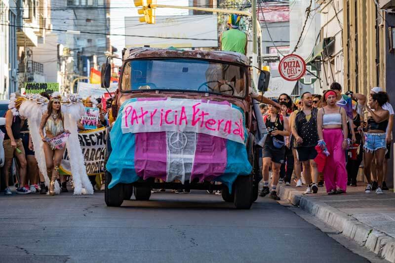 Al caer la tarde las calles de Corrientes quedaron marcadas por el recuerdo de una jornada en la que la diversidad y la unión fueron protagonistas, dejando un mensaje claro: el orgullo en Corrientes no se apaga, sigue avanzando en su lucha por derechos para todos.