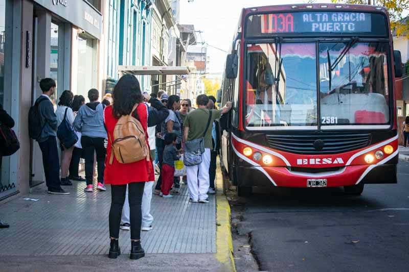 El compromiso empresarial de abonar la diferencia salarial de octubre, origen del paro, permitió la normalización del servicio de colectivos, que empezó a circular en el centro capitalino poco después de las 18 horas.