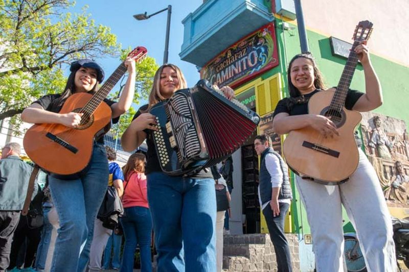 Al igual que ocurrió durante la semana en la vía pública, con intervenciones artísticas en subtes y trenes, y luego en el exitoso lanzamiento realizado el sábado en el anfiteatro del parque Centenario, la música y la danza captaron la atención de quienes se acercaron en el segundo día abierto al público. 