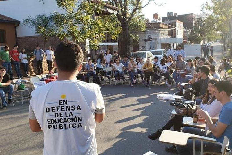 La Federación Nacional de Docentes Universitarios (Conadu) había convocado a un nuevo paro de 48 horas, a realizarse ayer y hoy, en rechazo al veto a la ley de financiamiento universitario, y el 24 de octubre se llevará a cabo un plenario de todas las organizaciones sindicales docentes a nivel nacional para definir las próximas acciones.