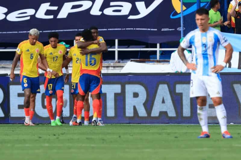 Tras los malos augurios de que se jugaría con un calor excesivo y una humedad agobiante, comenzó un primer tiempo con al paraguas abierto para soportar cualquier presagio de derrota. Al principio solo hubo amenazas de gol por parte de ambas selecciones, hasta que a los 24’ Yerson Mosquera cabeceó el 1 a 0, pero desafiando los intereses argentinos de ganar, la modorra del visitante continuó hasta terminar esa etapa.