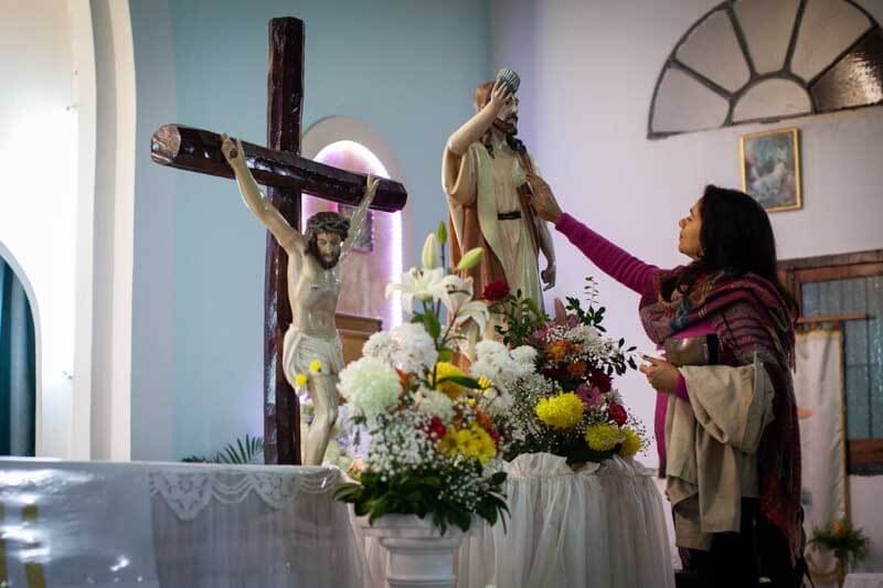Mañana, martes 24 de junio, día litúrgico del patrono, será la jornada central. El templo permanecerá abierto desde las 8 hasta la medianoche, y se sucederán actividades como la oración de la mañana, el Rosario por la Paz, momentos de adoración eucarística, y una misa a las 11 con escuelas de la zona. La jornada culminará con la Santa Misa de las 19, seguida de la emotiva Procesión con antorchas a las 20.30 y un homenaje musical a las 21.30.