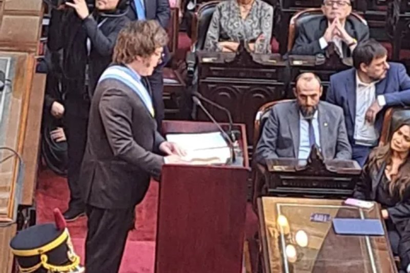 El presidente hablará a las 21 desde un atril ubicado en el centro del hemiciclo de la Cámara de Diputados. Se estima que brindará un breve discurso, de más de 30 minutos, en donde celebrará los supuestos logros económicos de la gestión -como el feroz ajuste y los recortes de los derechos laborales- y adelantará las próximas batallas que enfrentará el Congreso.