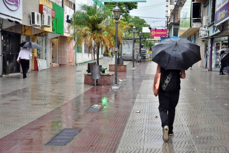 Tras las altas temperaturas, el sudoeste del Chaco, el nordeste de Santiago del Estero, el sudeste de Misiones y el norte de Corrientes sufrirán tormentas severas con precipitaciones superiores a 200 mm. Además, la mayor parte del NOA, un gran sector de la región del Chaco, la mayor parte de la Mesopotamia, el sudeste de Buenos Aires, casi todo el Paraguay y el norte del Uruguay tendrán precipitaciones moderadas a muy abundantes (10 a 75 mm), con focos aislados con valores inferiores.