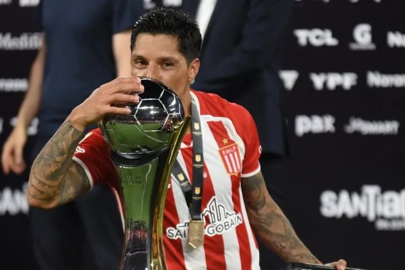 El histórico capitán y campeón de América vuelve tras una temporada en la que jugó 46 encuentros, 41 de ellos de titular, y mantuvo un nivel muy competitivo. Sufrió solo una lesión, antes de la pretemporada de mediados de año, pero terminó siendo una de las grandes figuras del Pincha, de vital importancia para ganar el Trofeo de Campeones.