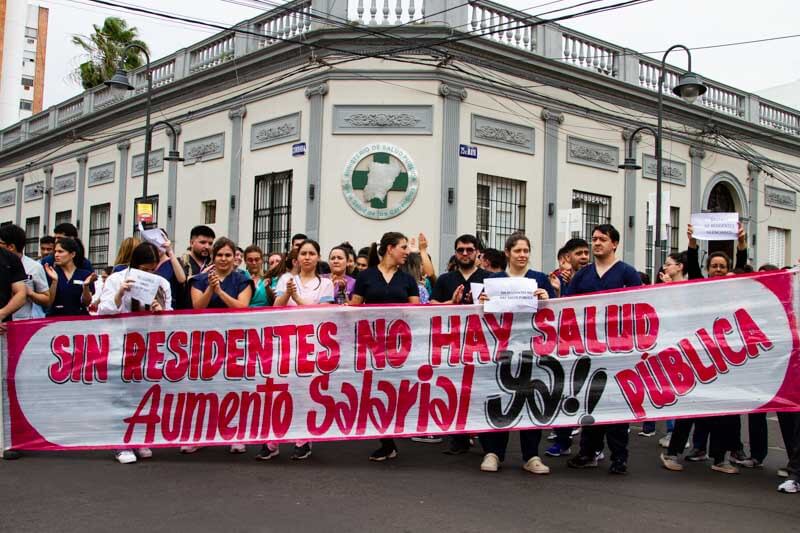 Médicos residentes de los cinco hospitales de la capital de Corrientes tomaron nuevamente  las calles durante la mañana de este martes en busca de mejoras salariales. 