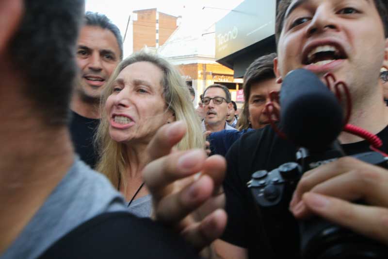 Un forcejeo entre manifestantes y seguidores libertarios escaló en la caminata, lo que llevó a la evacuación de Karina Milei y Martín Menem.