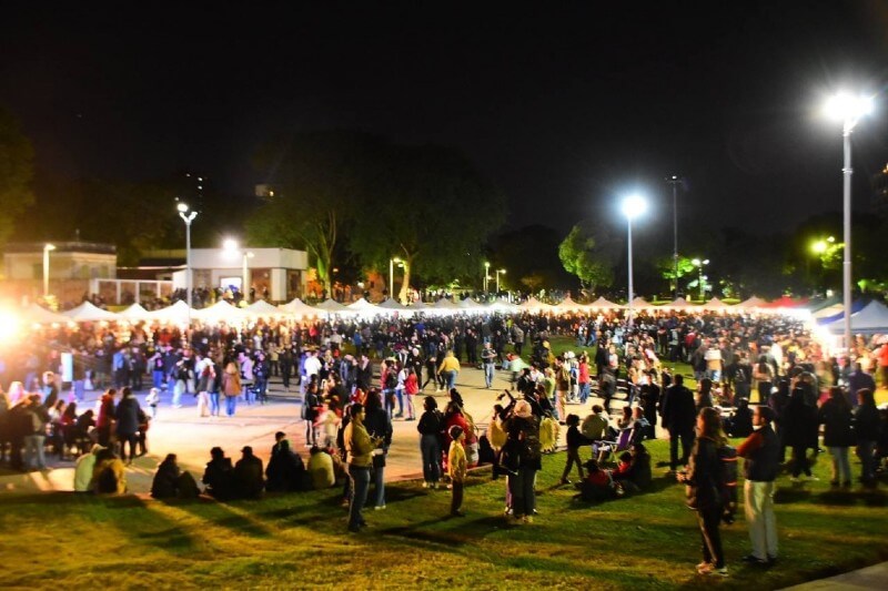 La agenda del sábado 26 también incluirá la conmemoración del Día Internacional del Wushu en el Parque Camba Cuá, a partir de las 15:30 h, con una clase abierta y exhibiciones de Taijiquan tradicional Yang, Wushu Kung Fu y Taijiquan moderno. Además, de 18 a 20 h, se podrá participar de una nueva edición del circuito turístico “Descubrí Corrientes”, un recorrido guiado por la Plaza 25 de Mayo y sus alrededores, con punto de encuentro en el Monumento al General San Martín