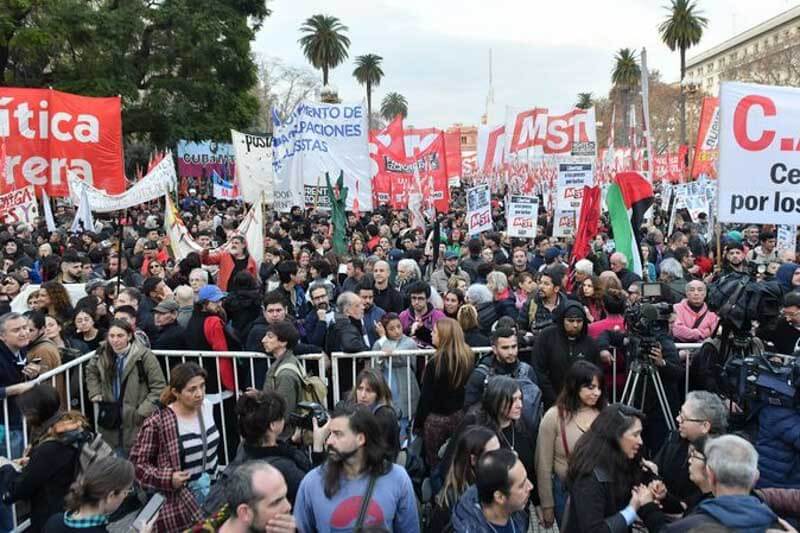 La central gremial dio a conocer su postura -a través de un comunicado- luego de los hechos de violencia que se desataron frente al Congreso durante la movilización contra la ley Bases, repudiaron la “criminalización” de las medidas de fuerza y alertaron sobre una “escalada represiva” del Gobierno.