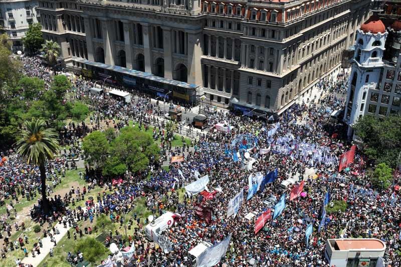 La iniciativa, destinada a gestionar aglomeraciones y asegurar el cumplimiento de protocolos sanitarios, genera críticas y debates sobre posibles limitaciones a las libertades individuales en entornos públicos. El insólito permiso forma parte de las acciones enmarcadas en la emergencia pública.