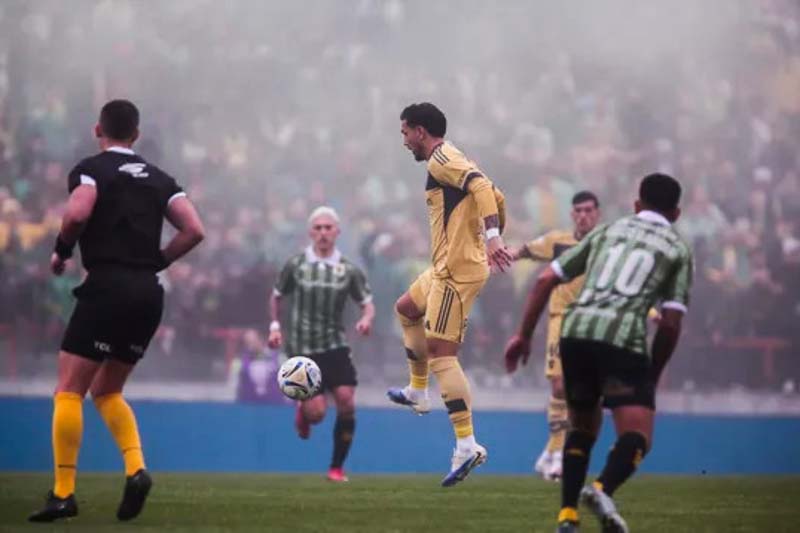 A pesar de las condiciones de juego, con una espesa niebla que dificultaba la visibilidad, Boca Juniors mostró un buen desempeño. El partido tuvo momentos de tensión y jugadas clave, como una atajada del portero Agustín Marchesín que evitó el empate de Aldosivi. La derrota agudiza la crisis del equipo marplatense, que se encuentra en la zona de descenso.