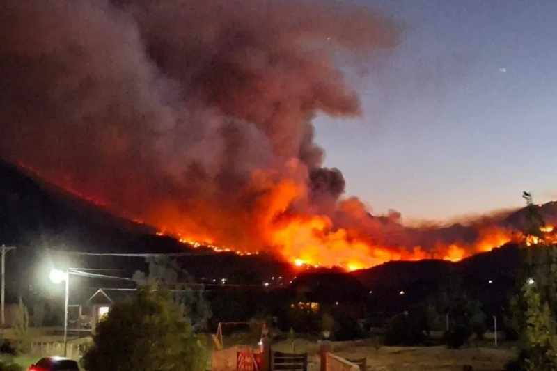 Esta semana reportaron la aparición de varios focos de incendio, con episodios registrados en Bariloche, El Bolsón y en Puerto Patriada, Chubut, que obligaron a desplegar un amplio operativo de emergencia. Por otro lado, el ajuste implementado por el gobierno libertario deja en serios aprietos al Servicio Nacional de Manejo del Fuego, ya que sufrió una desfinanciación superior al 50%.