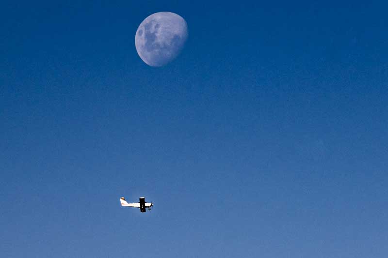 El calendario astronómico también incluirá la luna nueva del 20 de noviembre, conocida como “microluna” por encontrarse en su punto más lejano de la Tierra, y la oposición de Urano, que ocurrirá el 21, permitiendo divisar al planeta azul verdoso con binoculares o telescopios. A lo largo del mes, se esperan además tres lluvias de meteoros, que completarán un noviembre con múltiples oportunidades para mirar el cielo.