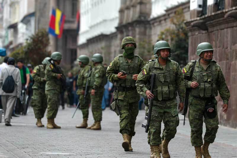 La crónica destaca acontecimientos clave desde 2021 hasta la fecha actual, ilustrando el aumento de la violencia relacionada con el narcotráfico. El Gobierno ecuatoriano implementó medidas de emergencia para hacer frente a la situación, mientras la sociedad se ve afectada por la inseguridad. 