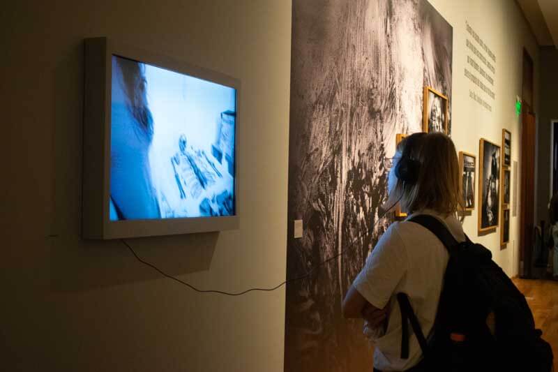 La exposición incluye gigantografías, videos y audios de testigos, sumergiendo al espectador en una experiencia multisensorial.