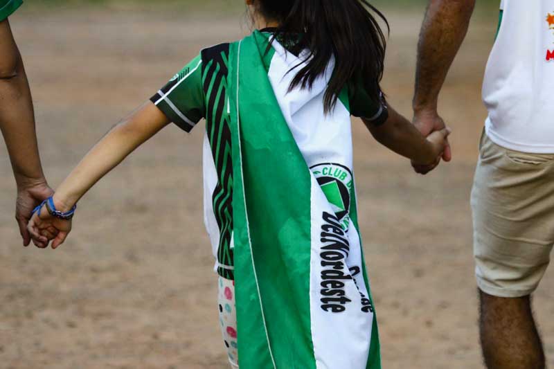 El fútbol reúne a la familia, mostrando cómo una misma pasión fortalece los lazos afectivos. Padres, madres e hijos comparten emociones, celebran cada gol y sufren juntos cada jugada de peligro. 