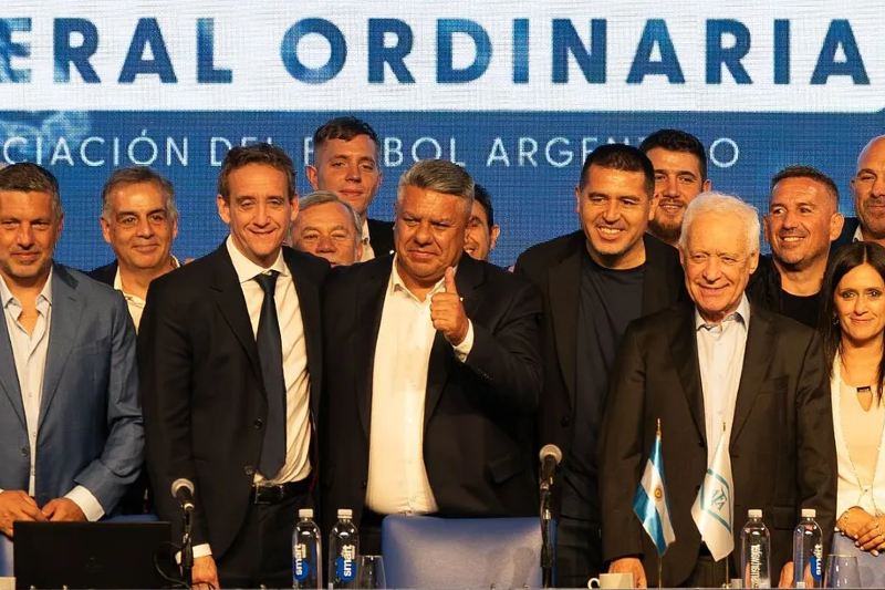 Con 45 presentes, sobre los 46 citados, también tocaron otro punto importante: la anulación de los 2 descensos de la Liga Profesional de Fútbol en esta temporada de 2024, donde se sumarán los 2 ascensos de la primera nacional, para tener un torneo de 30 equipos en el campeonato del año que viene.