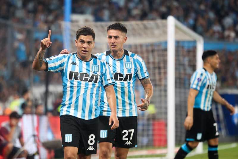 La noche comenzó difícil para el conjunto argentino, que empezó perdiendo 1 a 0, pero con su estilo característico, Quintero lideró la reacción. El primero de sus tantos llegó desde el punto de penal, con un remate fuerte al centro del arco que encendió a los hinchas y revitalizó a sus compañeros.