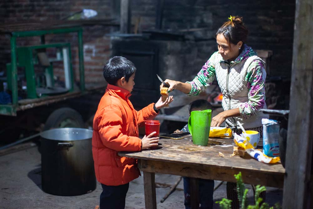 Al caer la tarde se entrega hasta la última ración de alimento y de chocolate. Aunque la cantidad no sea suficiente, los niños se sienten contentos y contenidos en un lugar donde además les ofrecen amor y dedicación.