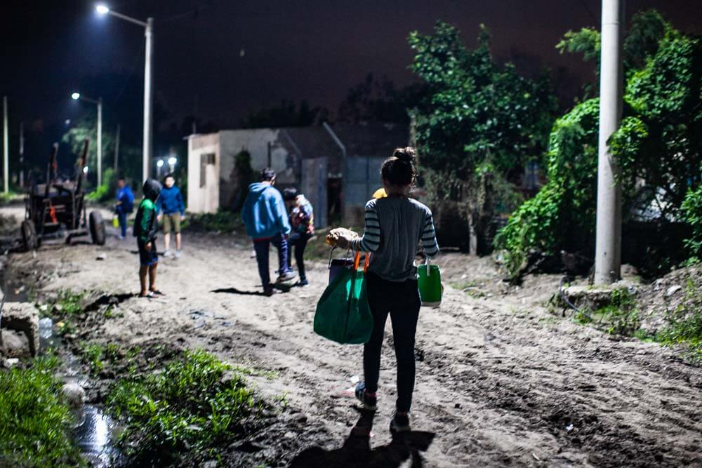 Los voluntarios del lugar son verdaderos héroes anónimos. Con pocos recursos logran generar un impacto profundo, demostrando que en la unión y el apoyo mutuo reside la verdadera fuerza para enfrentar cualquier adversidad.