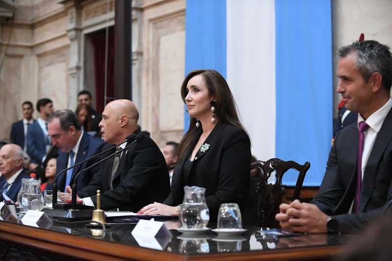 En medio del debate público por los ingresos de los legisladores, la vicepresidenta de la Nación, Victoria Villarruel, sugirió que los senadores destinen el incremento salarial a la Fundación del Hospital de Niños Ricardo Gutiérrez, tras un convenio firmado con esa institución. La titular del Senado aclaró que no tiene injerencia en la definición de las dietas ni en la estructura de asesores de cada legislador y señaló que la decisión de donar o percibir el aumento queda a criterio de cada senador.