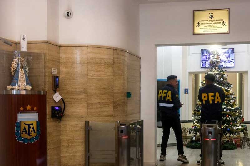 Las firmas receptoras de los fondos —Soagu Services LLC, Marmasch LLC, Velp LLC y Velpasalt LLC— presentan características propias de sociedades fantasma y están vinculadas a personas domiciliadas en Argentina, sin antecedentes empresariales acordes al volumen de dinero administrado. En algunos casos, los titulares registran deudas, quiebras o actividades laborales de baja escala. Desde la conducción de la AFA defendieron la gestión financiera y argumentaron que la estructura internacional respondió a restricciones cambiarias locales, aunque la falta de información sobre la trazabilidad de los fondos y la identidad de los beneficiarios finales mantiene abiertos los interrogantes sobre la transparencia del sistema.