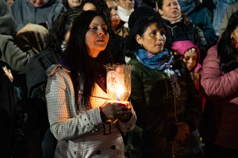 A pesar del frío la procesión se llevó a cabo con antorchas encendidas, que acompañaron el paso de los participantes desde la salida del templo hasta su regreso. Las velas, símbolo de luz y esperanza, iluminaron el camino y marcaron el inicio de una serie de actividades litúrgicas y comunitarias que se extenderán a lo largo de la semana.