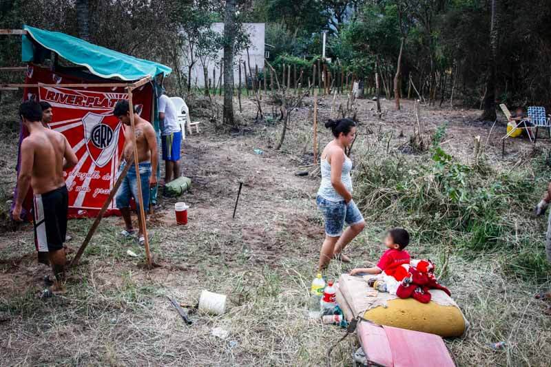 Por debajo de la línea de la pobreza hay un 61,6% de familias, y por debajo de la indigencia hay un 13,1%. En el primer caso, son familias que no pueden cubrir la canasta básica total, que incluye alimentos, vestimenta y demás gastos diarios. Para el segundo, sin embargo, significa que el sueldo no alcanza siquiera para comer.