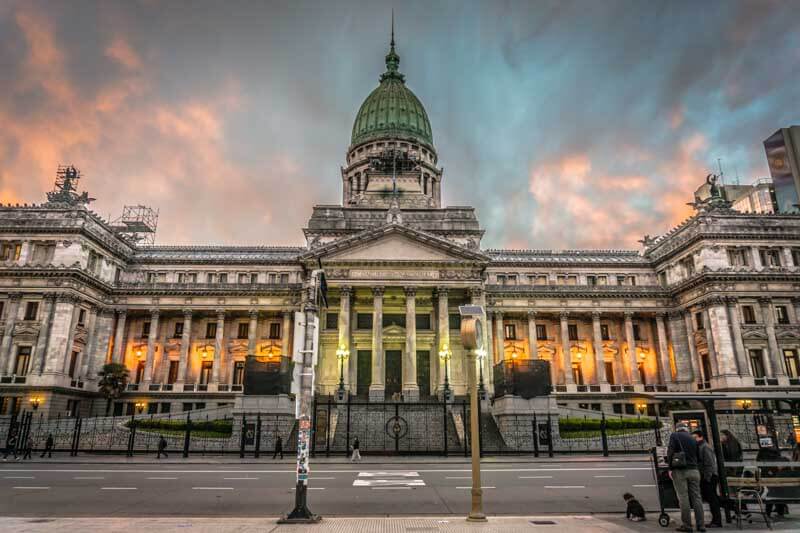 Mientras surgen dudas en la continuidad de algunas figuras nombradas para ocupar cargos, como Patricia Bullrich, y se retrasa el nombramiento de otros, como en el área industrial, el empresariado y el sector productivo -en general- esperan conocer las medidas que se aplicarán en la economía.