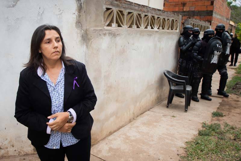 La hermana de la víctima, Teresita, manifestó su indignación y dolor por la aparente falta de sensibilidad de Acevedo al moverse con tanta tranquilidad en la casa donde ocurrió la tragedia. 
