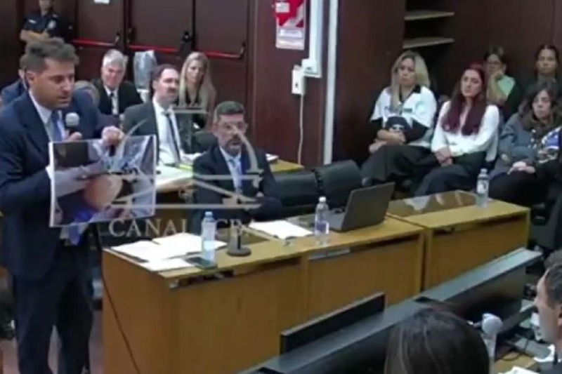Tras los alegatos ofrecidos por los abogados, de la defensa y de la acusación, mañana retomarán el juicio, en el que primero debatirán cuestiones preliminares y luego comenzarán a declarar los testigos. Fuentes judiciales estimaron que el proceso terminará alrededor del mes de julio. Si bien está previsto que las instancias de declaración sean tres por semana hasta llegar al fin, varias personas involucradas han pedido que se limite solo a dos días.