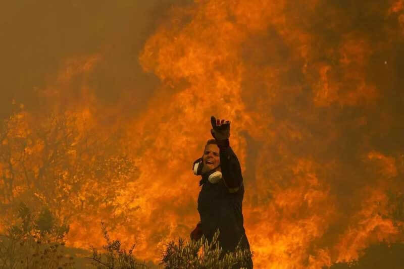 Como parte de los inusuales hechos de violencia, en el mismo día tres granadas intentaron ser detonadas en el sector de Ayacucho, se produjeron 18 incendios y los presos de la cárcel El Turi, ubicada en la provincia de Azuay, tomaron el lugar y de rehenes a guías penitenciarios y policías.