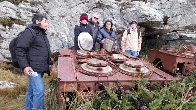  Ferragut trabajó con una Nikon D5500 y un equipo reducido, utilizando apenas dos lentes para registrar tanto interiores como exteriores. Esta decisión, más vinculada a la accesibilidad que a la sofisticación tecnológica, refuerza una idea central: el valor del conocimiento y la mirada por sobre los recursos. Así, el proyecto logra sostenerse en una lógica de producción donde la narrativa y la sensibilidad terminan siendo los verdaderos protagonistas. No te pierdas lo que tiene para contar en nuestra sección Historias. 