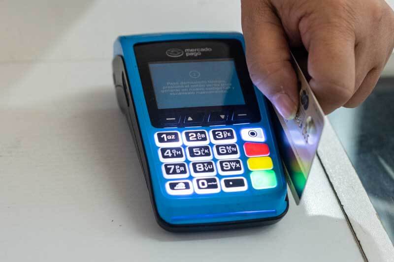 Cuando haya un consumidor final deberán detallarse los siguientes datos, siempre que el importe de la operación sea igual o superior a $191.624 el importe se incrementó un 106,67% (antes $92.720): apellido y nombre, domicilio, CUIT / CUIL / CDI, en su caso, número de documento de identidad (LE, LC, DNI o, en el supuesto de extranjeros, pasaporte o CI).