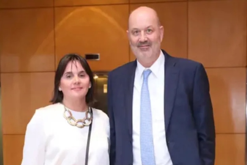 La presentación también resalta esta mala conducta desde 2024, y pide que se analice la actividad de María Josefina Rouillet, esposa del ministro, quien se desempeña como directiva de la Asociación Argentina de Cultura Inglesa, a la cual el 19 de enero del corriente año adjudicaron un contrato por $114.044.133, con opción a prórroga, para brindar capacitación en inglés al personal del Ministerio de Relaciones Exteriores, Comercio Internacional y Culto en el marco de un plan estratégico de capacitación iniciado en 2025 hasta 2027.