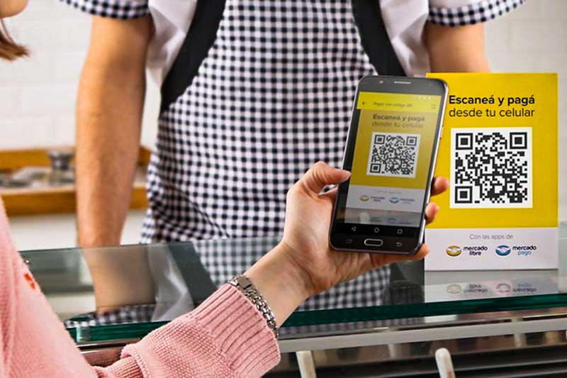 La denuncia se centra en cinco puntos específicos, donde se alega que obstaculiza la competencia y limita la interoperabilidad de los códigos QR, impide el uso de billeteras digitales competidoras en su marketplace y restringe la oferta de servicios financieros de otros proveedores en su plataforma, lo que marca un nuevo capítulo en el conflicto, que se ha intensificado en las últimas semanas en torno a la normativa sobre códigos QR para pagos con tarjeta de crédito.