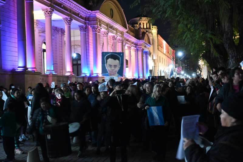 El destino final de tamaña procesión se concretó frente a Casa de Gobierno, y toda la zona de las inmediaciones fue desbordada por gente que seguía llegando.