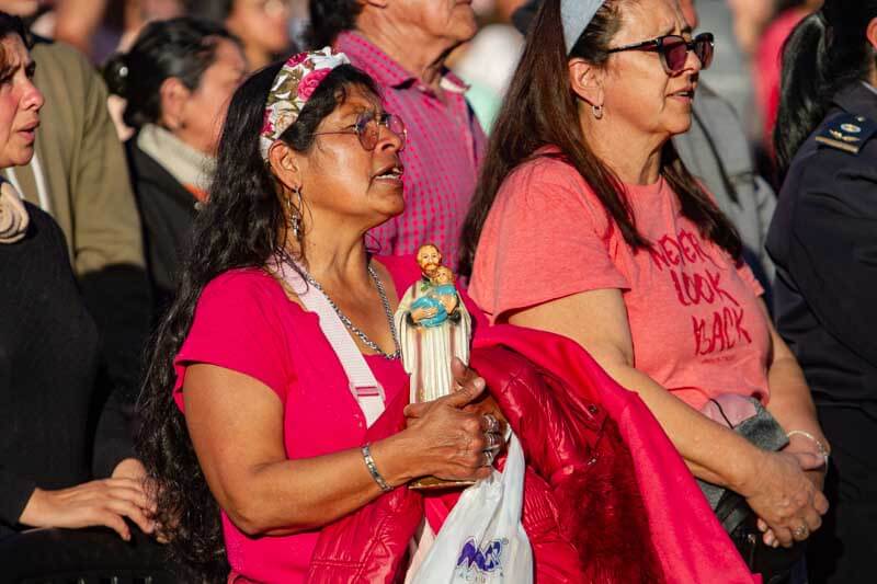 En el patio del predio donde está la capilla la gente se acomodó para venerar al patrono del pan y del trabajo, con la esperanza de ser amparada con su manto protector.