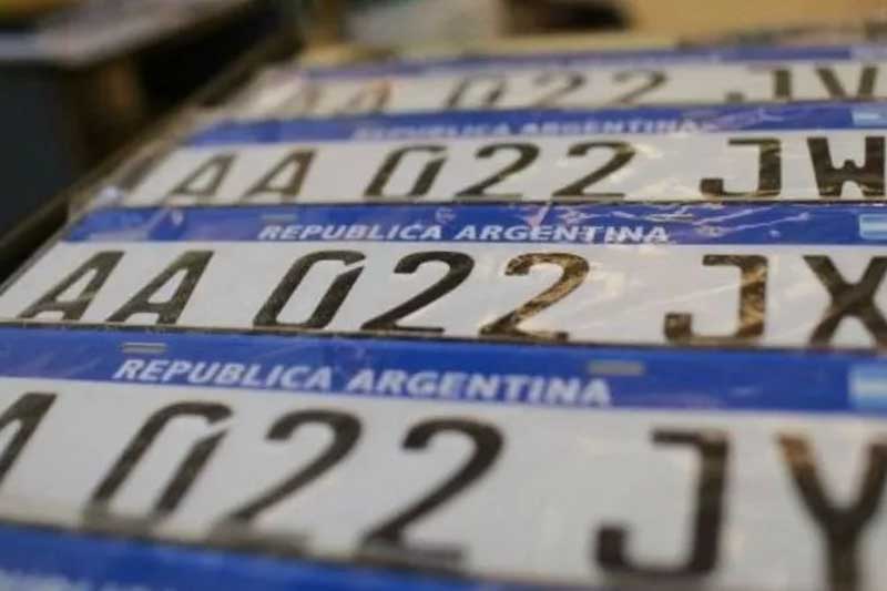 La decisión refleja una respuesta a la crisis en la entrega de placas metálicas y marca un cambio en la regulación vehicular, introduciendo patentes provisorias como solución temporal.