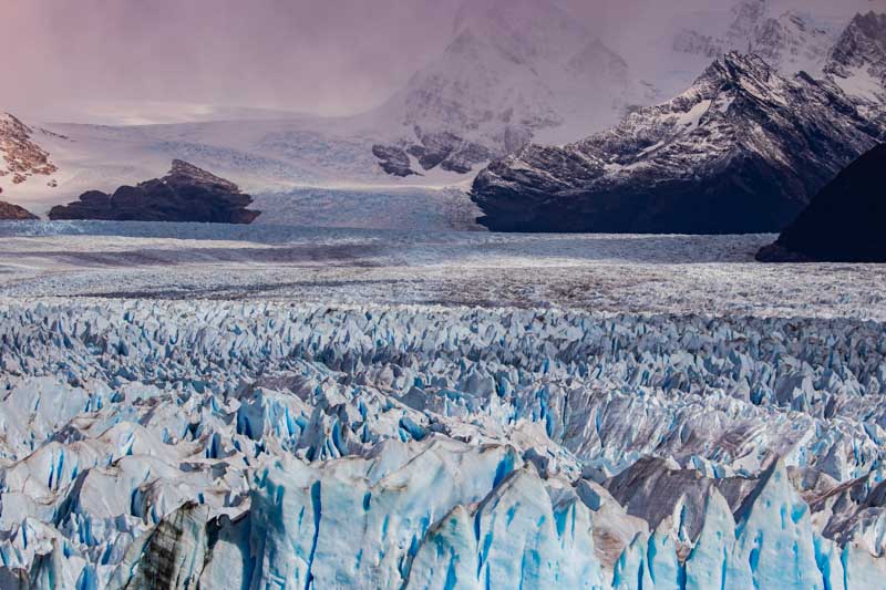 Mientras a nivel internacional se impulsa el Decenio de Acción para las Ciencias Criosféricas (2025-2034), en Argentina el debate suma un capítulo propio. El Gobierno nacional envió al Congreso un proyecto para reformar la Ley de Glaciares, con el argumento de corregir vacíos normativos y dar mayor previsibilidad a las inversiones, especialmente en el sector minero. La propuesta plantea trasladar a las provincias la potestad sobre la definición y gestión de estas áreas, un punto que genera preocupación en sectores científicos.