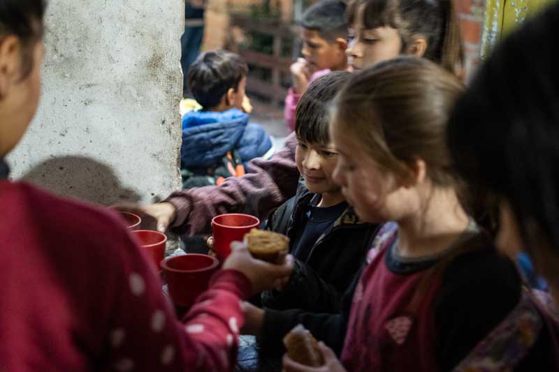 El estudio también muestra que unos 10 millones de menores comen menos carne y lácteos en comparación al año pasado, por falta de dinero, y, además, los ingresos de casi la mitad de los hogares no alcanzan para cubrir los gastos básicos de alimentación, salud y educación, principalmente en los hogares con menor acceso educativo, los monoparentales, con jefatura femenina o situados en un barrio popular.