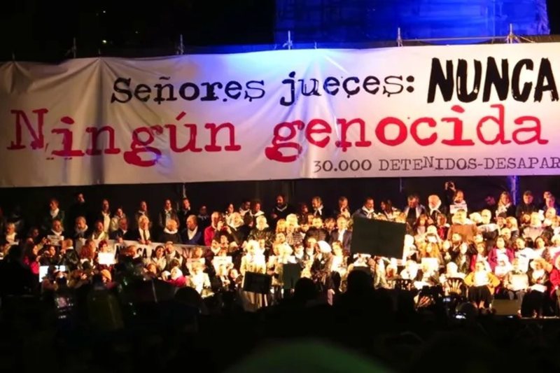 Actualmente hay 539 represores detenidos, de los cuales 454 se encuentran con arresto domiciliario, indica la actualización trimestral de las estadísticas producidas por la Procuraduría de Crímenes contra la Humanidad que depende del Ministerio Fiscal. Pese a que la ley 27.156, sancionada en 2015, prohíbe expresamente los indultos, amnistías y conmutaciones de penas para delitos de genocidio y lesa humanidad, el equipo legal de la Presidencia estudia la aplicación de una nueva iniciativa anticonstitucional.