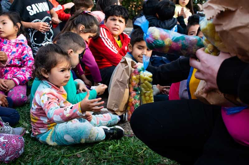 Las sonrisas de los pequeños, al disfrutar de las actividades y la camaradería compartida entre vecinos y voluntarios, demuestran que, a pesar de los desafíos, el espíritu solidario sigue siendo un pilar fundamental en la construcción de un futuro mejor para las generaciones venideras.