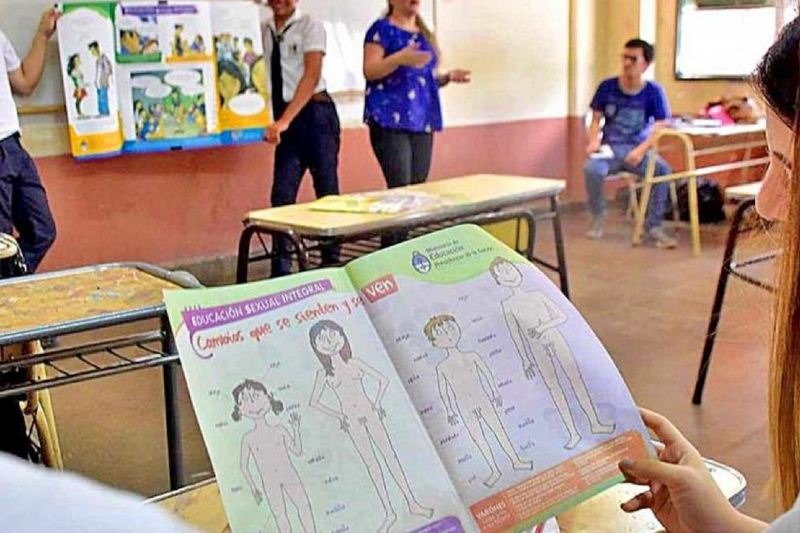 Como contrapartida, un estudio del Ministerio Público Tutelar de la CABA revela que, gracias a la mencionada ley de educación sexual, entre el 70 y el 80 por ciento de los jóvenes de entre 12 y 14 años, después de recibir la enseñanza pudieron comprender que fueron abusados. Además, en el país el 53% de los casos sucede en el hogar de la víctima, el 18% en la vivienda del agresor y el 10% en la casa de un familiar. Asimismo, el 47% de quienes reciben ataques tiene entre 6 y 12 años, el 28% hasta 5 y el 25% entre 13 y 17.