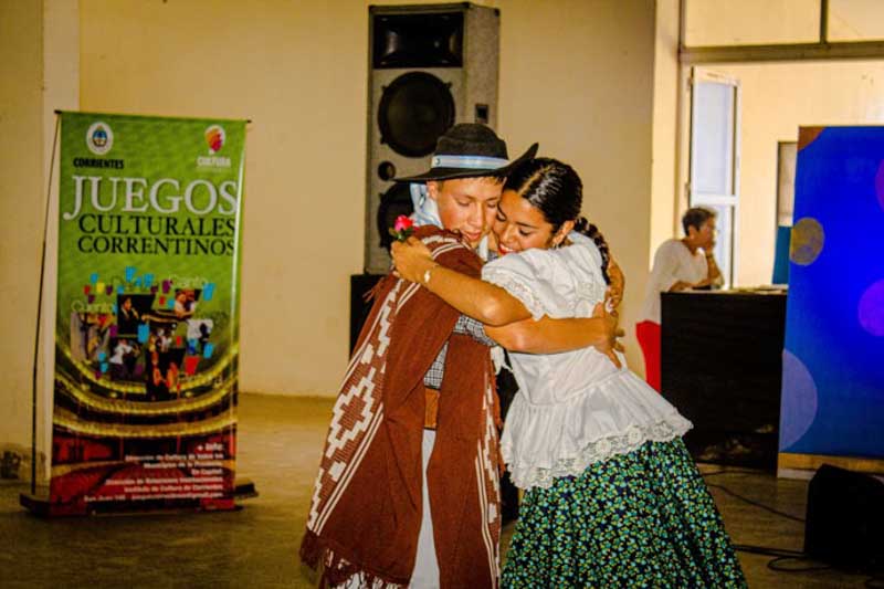 Más de un centenar de jóvenes (de 12 a 18 años) y adultos mayores de la ciudad capitalina participaron este jueves, en el patio del Museo de Artesanías Tradicionales, de la instancia local de este certamen, que abre las puertas para formar parte del selectivo (regional-zona 1) que competirá el mes que viene en la localidad de San Luis del Palmar. 