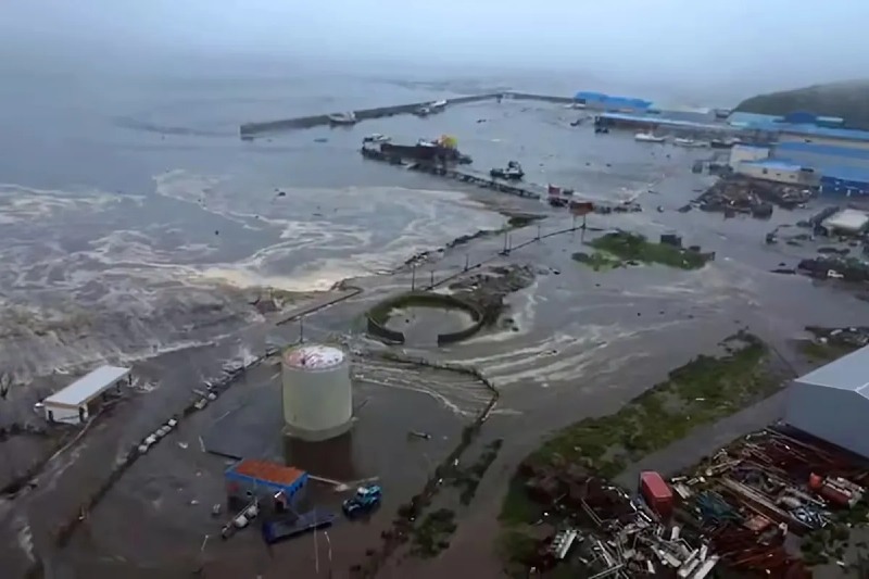 Como medida preventiva también evacuaron cinco cárceles ubicadas en zonas de riesgo, entre ellas en Iquique, Chañaral, San Antonio, Lebu y Arauco. Por otro lado, se registró una víctima fatal durante la evacuación, un hombre de 40 años en Valparaíso que sufrió una descompensación mientras viajaba en un colectivo. Personal del SAMU y carabineros constataron el fallecimiento. 
