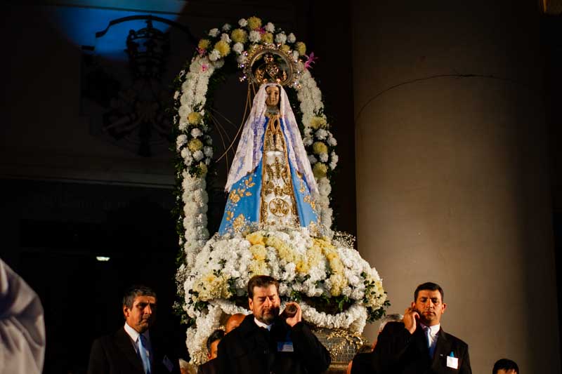  La festividad tiene orígenes antiguos, remontándose al siglo VII, y fue declarada dogma de fe por el papa Pío IX en 1854. La tradición incluye procesiones, misas y manifestaciones de devoción mariana. En algunos lugares, como Argentina, es feriado nacional. 