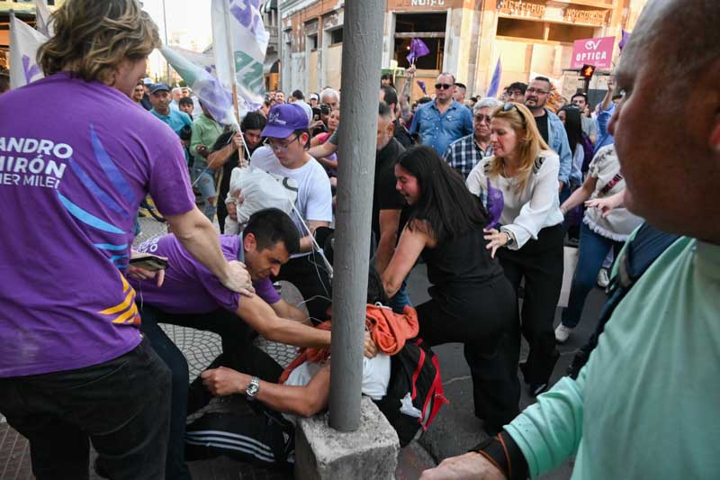 La situación derivó en enfrentamientos entre libertarios y opositores, con empujones, insultos, golpes y la intervención policial, que transformaron el cierre en un episodio de fuerte conflictividad en plena recta final de la campaña.