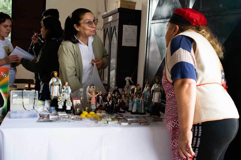 La figura del santo continúa inspirando la solidaridad y la búsqueda de un mundo más justo y humano, donde la fe se entrelaza con la acción en beneficio de los más vulnerables.